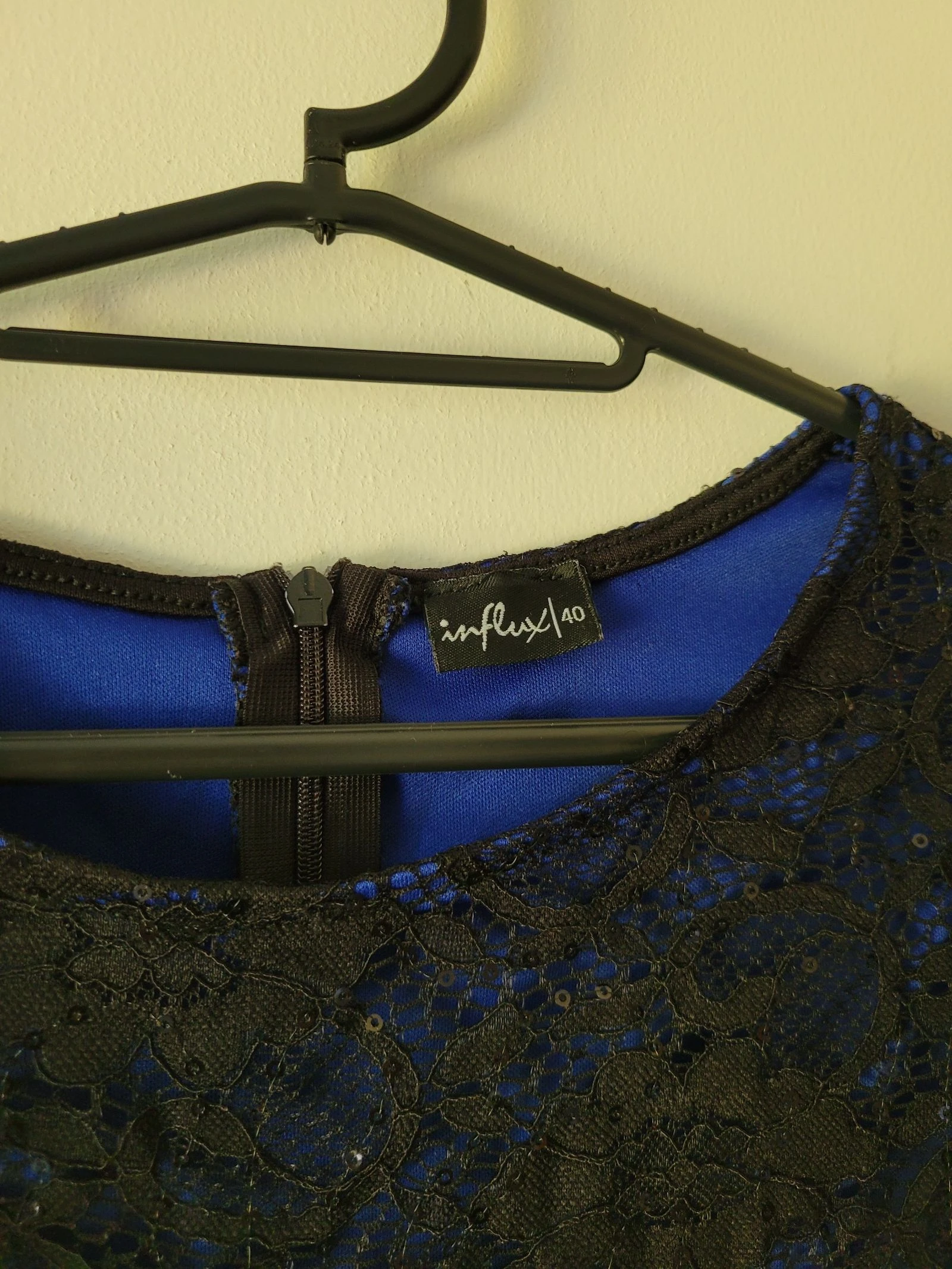 Vestido negro de encaje con forro azul eléctrico Influx – Talla 40 – photo 2